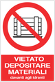 Cartello vietato depositare materiali davanti agli idranti 179